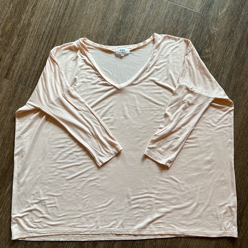 PIKO peach, v-neck, 3/4 length sleeve shirt. Women’s Size Medium.